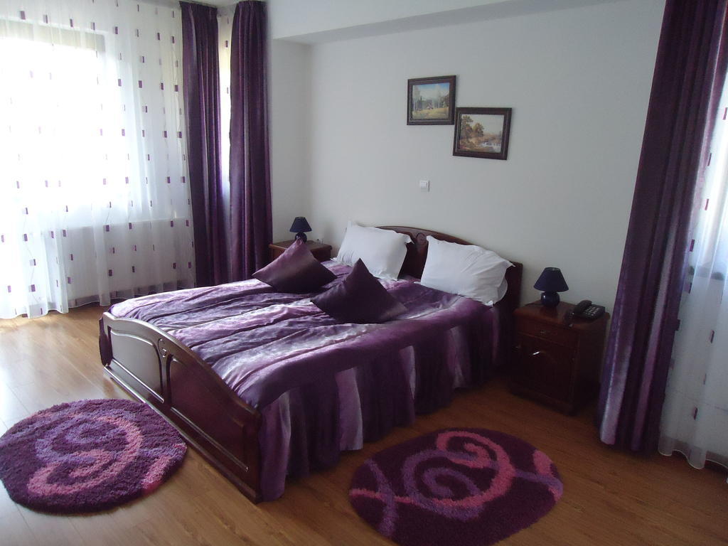 Pensiunea Geona Poiana Teiului Kamer foto